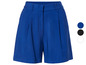 Blaue, gefaltete Damen-Shorts.