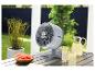 Shark FlexBreeze TableMate FA150EU Akku-Tischventilator auf einem Gartentisch mit Getränken und Obst