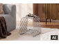 Metallbeistelltisch mit Zeitschriften, graues Sofa und Holzschrank in modernem Wohnzimmer.