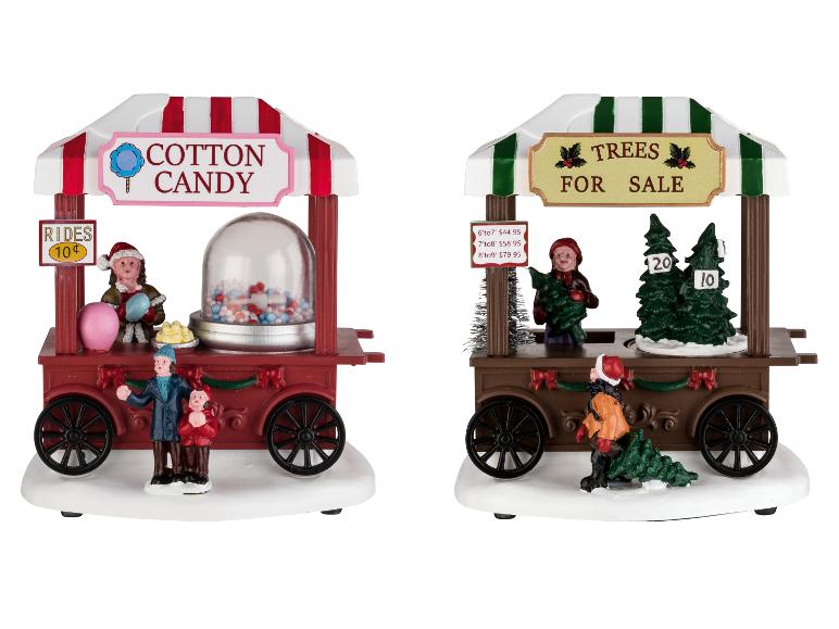 Zwei Weihnachtswagen: einer mit Zuckerwatte und einer mit Weihnachtsbäumen zum Verkauf