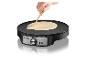 Elektrische Crêpes-Maker mit Teig und Holzspatel