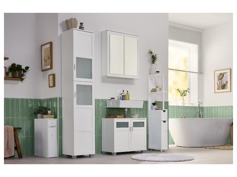 Badezimmer mit weißen Schränken, Spiegelschrank, Badewanne und grünen Fliesen.