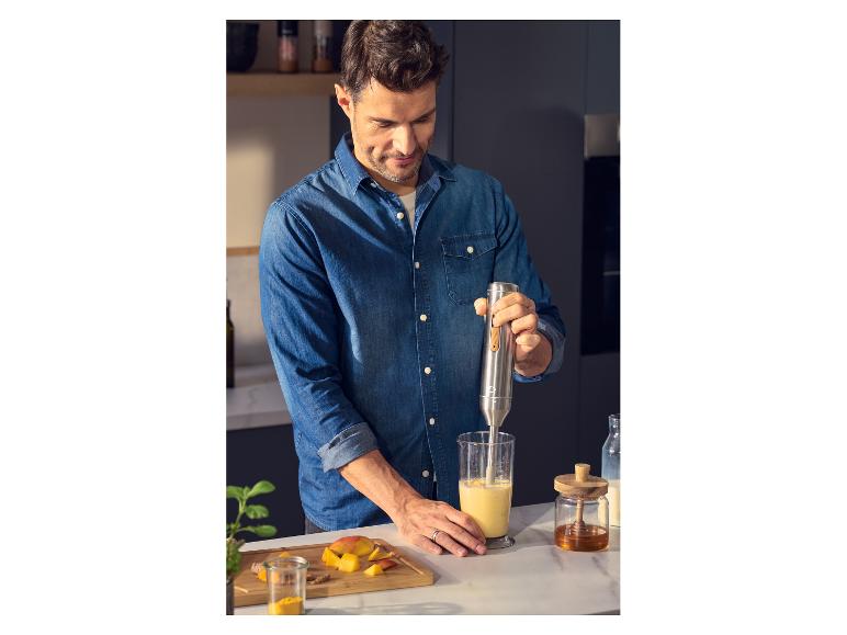 Ein Mann bereitet mit dem SILVERCREST® Stabmixer einen Smoothie zu.