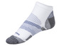 Weiße Sportsocken mit blauen und grauen Details.