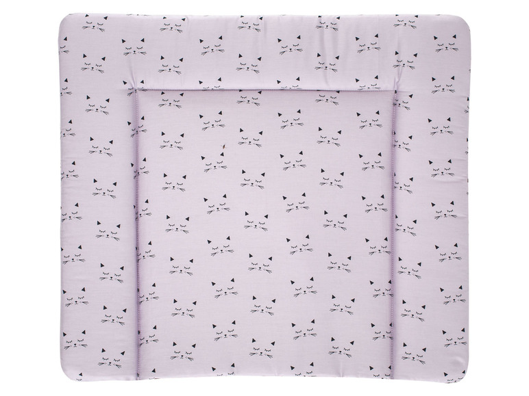 Lilafarbene Wickelunterlage mit Katzenmuster.