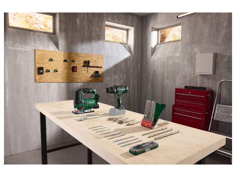 PARKSIDE SDS-Plus-Hammerbohrer und Meißel auf einer Werkbank mit Elektrowerkzeugen