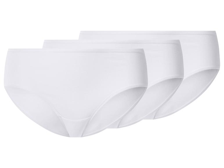 Drei weiße Damen-Baumwollslips, gestapelt und schräg.