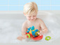 Ein Kind spielt in der Badewanne mit einem VTech Badeboot.