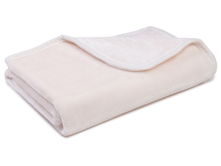 Eine weiche, cremefarbene Decke auf weißem Hintergrund gefaltet.