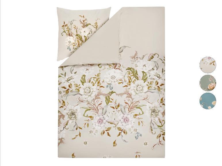 Beige Blumenbettwäsche mit Kissen- und Bettbezug, weißen und rosa Blumenmotiven.