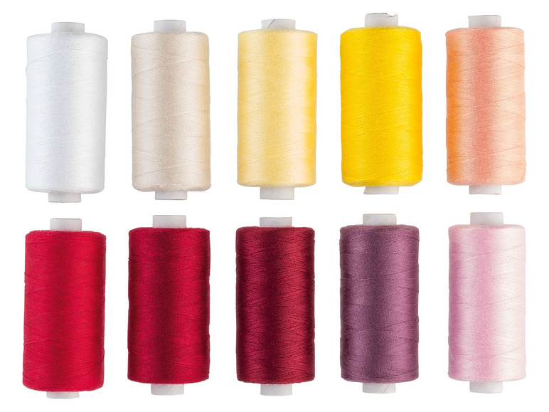 Zehn Garnrollen in verschiedenen Farben.