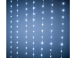 Weiße LED-Lichterketten auf dunkelblauem Hintergrund.