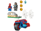 Spielzeugset mit Superhelden- und Bösewicht-Minifiguren, Motorrad, Pizzasteinen und Spinnennetzen.