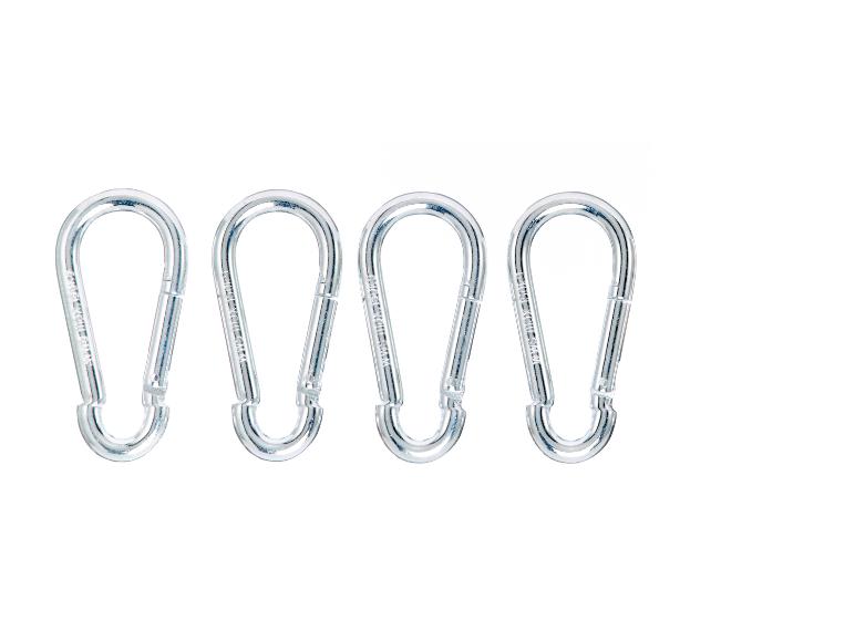 Vier silberfarbene Metallkarabiner mit Federmechanismus, in einer Reihe auf weißem Hintergrund angeordnet.