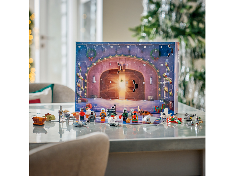 Adventskalender mit Spielzeugfiguren und Minimodellen auf einem Tisch.