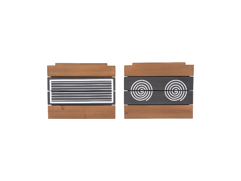 Zwei Holzkisten mit unterschiedlichen Designs.