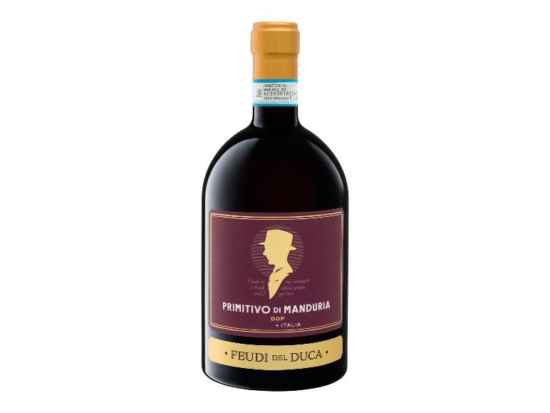 Feudi del Duca Primitivo di Manduria Rotwein mit einem Mann mit Hut auf dem Etikett.