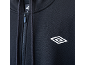 Schwarzer Kapuzenpullover mit Reißverschluss und weißem Logo auf der Brust.