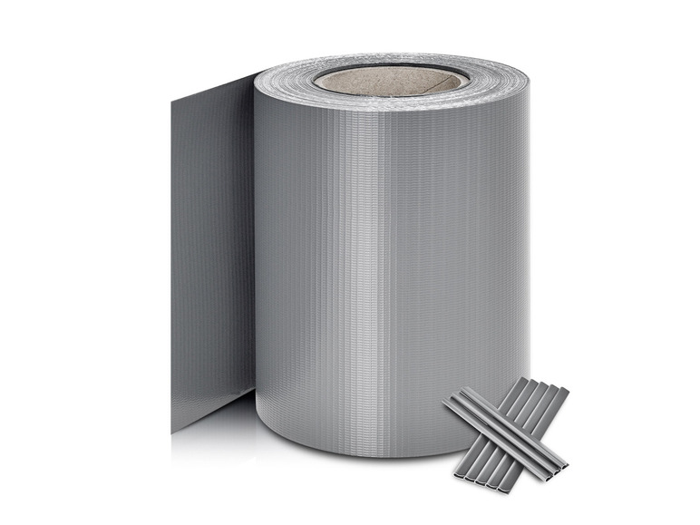 Eine Rolle graues Klebeband und metallene Befestigungsclips.