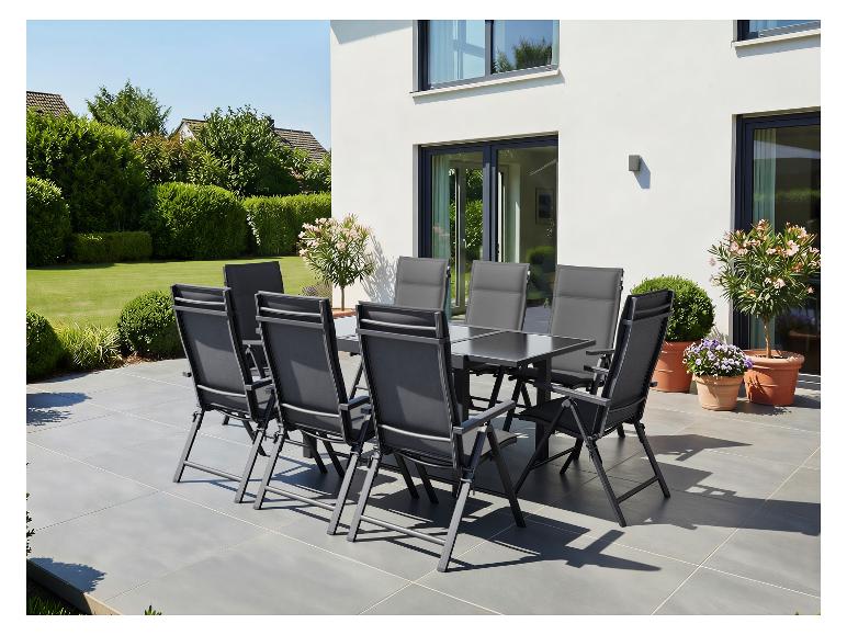 Gartentischgruppe mit acht Stühlen auf einer modernen Terrasse.