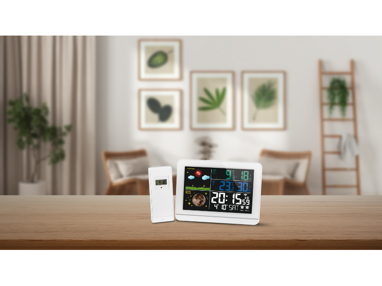 Moderne digitale Wetterstation mit Temperatur- und Feuchtigkeitssensoren auf einem Holztisch.