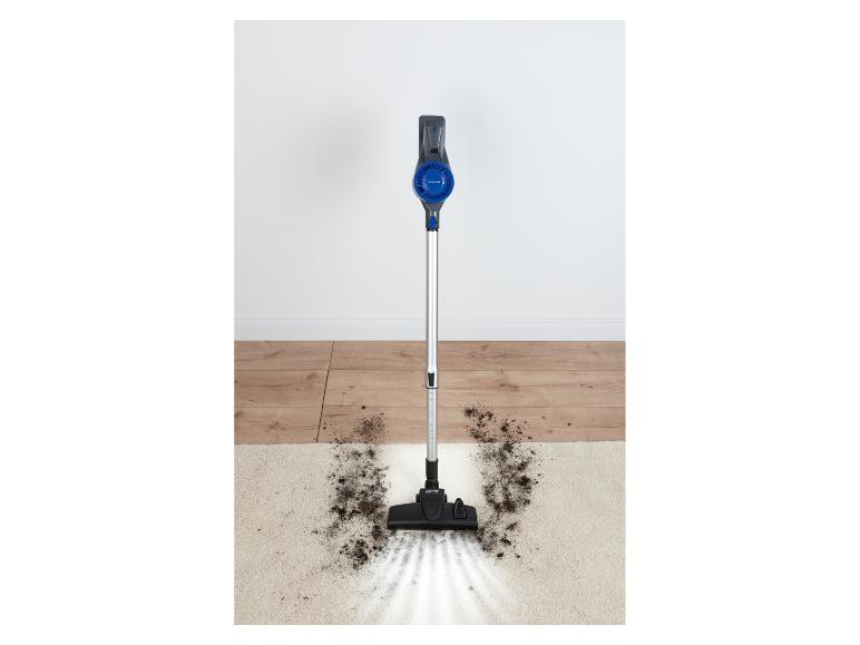 Stabstaubsauger reinigt einen schmutzigen Teppich und hinterlässt eine saubere Spur.