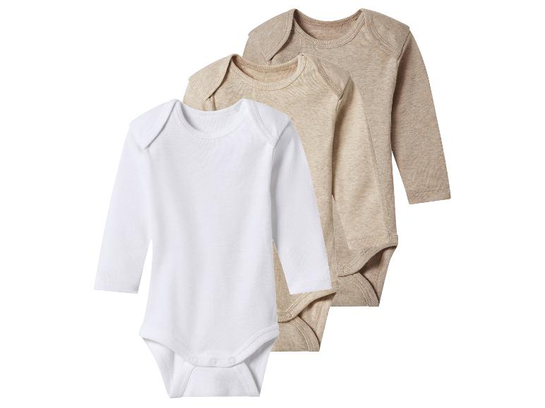 Drei langärmelige Babybodys in Weiß, Hellbeige und Beige.