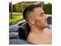 Mann entspannt im Home Deluxe Black Marble Outdoor-Whirlpool.