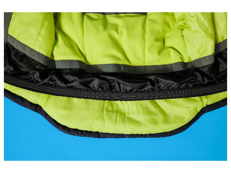 Neon-gelbe und schwarze Hundejacke auf blauem Hintergrund