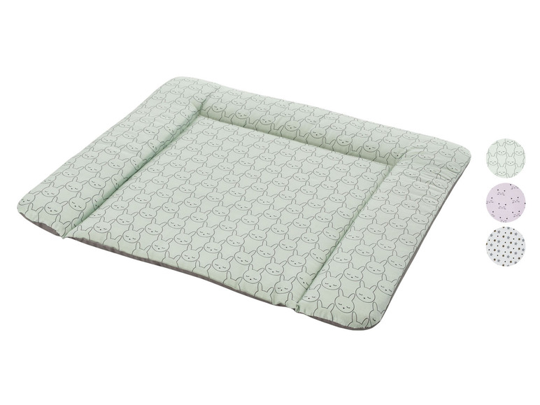 Eine grüne Wickelauflage mit Hasen-Muster.