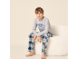 Junge in grauem Langarmshirt mit „BREAKFAST CLUB“-Aufschrift und blauer karierter Pyjamahose.
