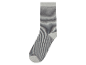 Ein grauer Socken mit dunklen Streifen.