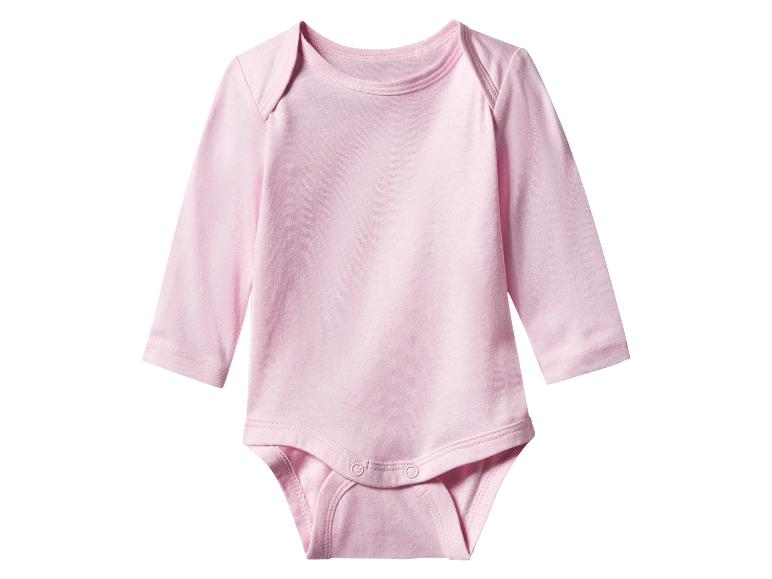 Hellrosa langärmeliger Baby-Body mit Druckknöpfen.