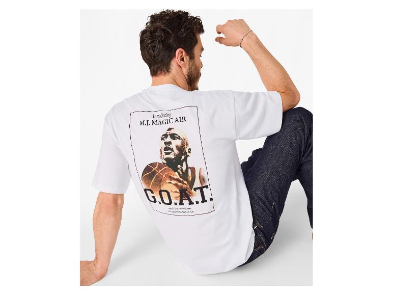 Herren-T-Shirt in Weiß mit Grafikdruck eines Basketballspielers und Text „M.J. MAGIC AIR G.O.A.T.“