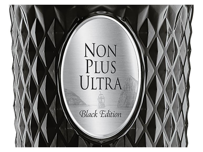 Non Plus Ultra Black Edition Flasche mit silbernem Etikett, das ein Schiff und Berge zeigt.