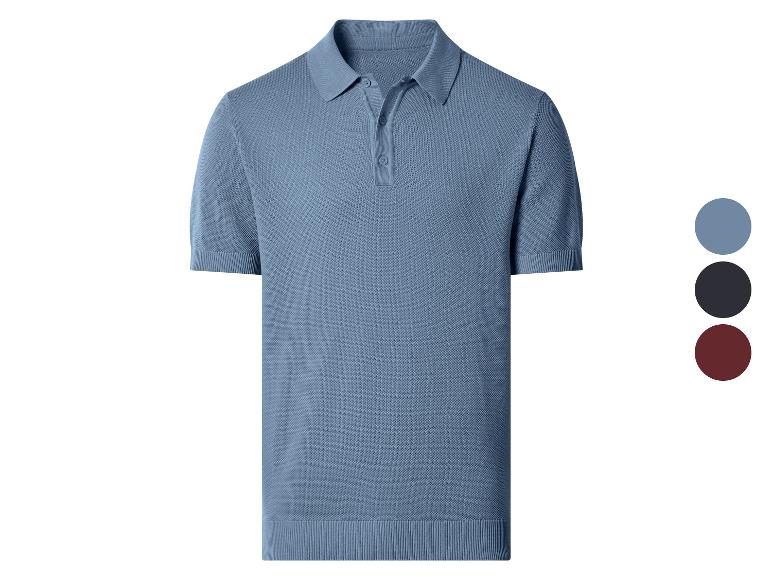 Blaues kurzärmeliges Strick-Poloshirt mit Knöpfen und Kragen, mit schwarzen und bordeauxfarbenen Farbmustern.