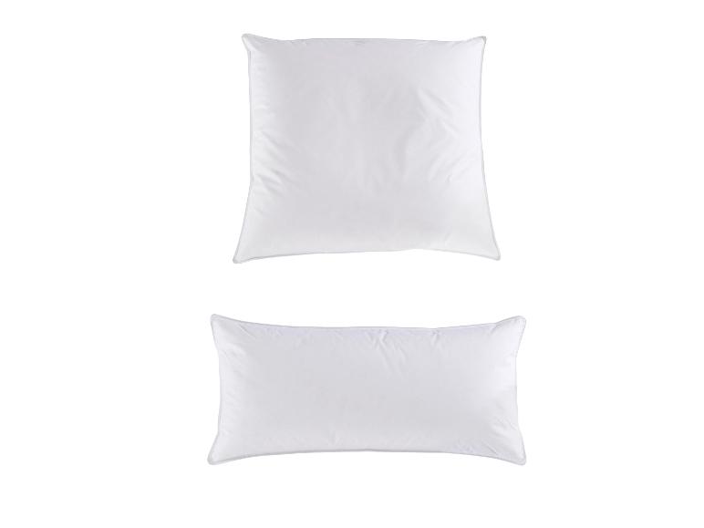 Zwei weiße Kissen, ein quadratisches und ein rechteckiges, mit grauem Rand.