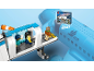 Spielzeug-Fluggastbrücke mit Figuren neben einem blauen Flugzeug.