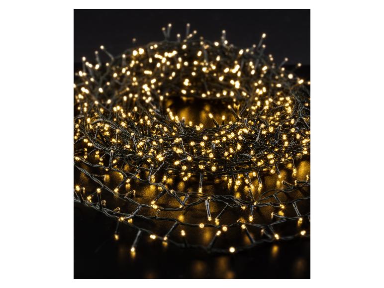 Ein Haufen warmweißer LED-Weihnachtslichter auf dunklem Untergrund.