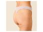 Frau in beigem High-Waist-Tanga, Seitenansicht.