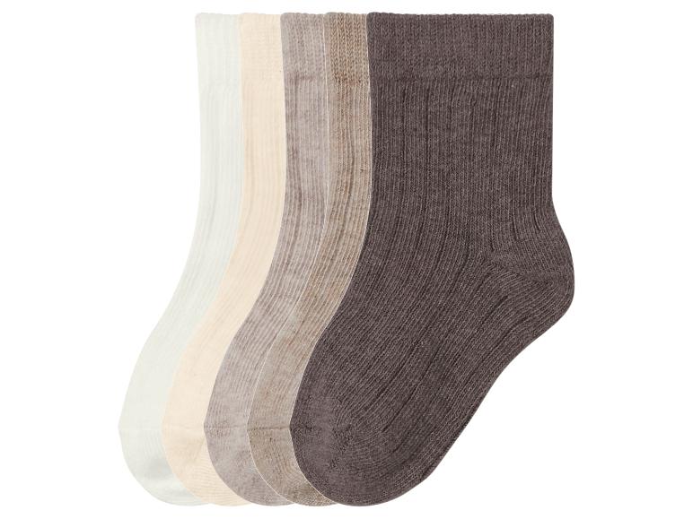 Fünf Paar gerippte Socken in verschiedenen Brauntönen, von Hellbeige bis Dunkelbraun.