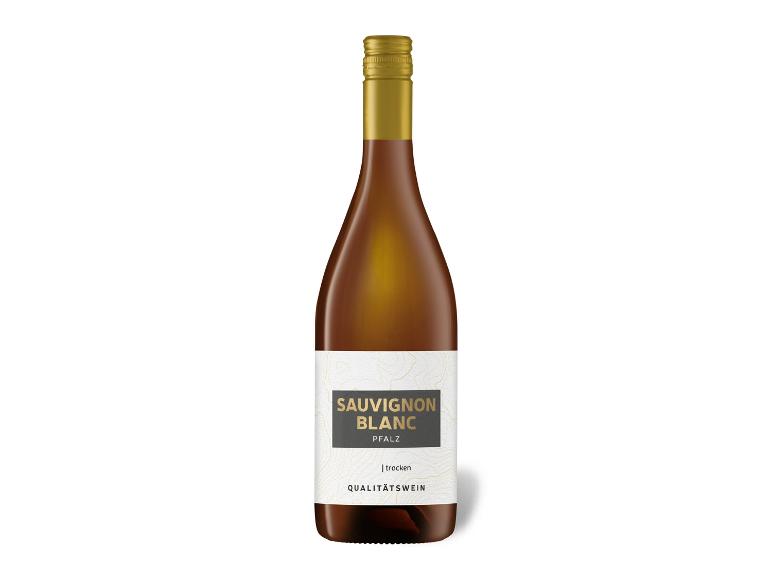 Braune Weinflasche mit weißem Etikett, Aufschrift „SAUVIGNON BLANC PFALZ“