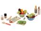 Holz-Salat-Spielset mit Schüsseln, Utensilien und Zutaten.