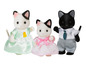 Drei Calico Critters Katzenpuppen, ein Mädchen in einem rosa Kleid, ein Mädchen in einem grünen Kleid und ein Junge im grauen Anzug.