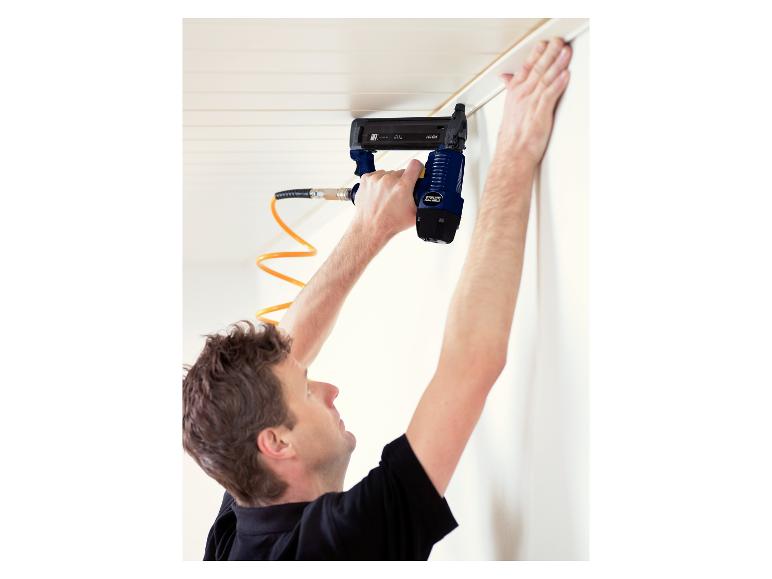 Mann installiert Deckenleiste mit LIVARNO® PB131 Druckluftnagler
