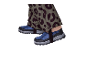 Kinder-Winterstiefel und Hose mit Leopardenmuster.