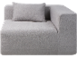 Graues modulares Ecksofa mit Kissen, bezogen mit fein strukturiertem Stoff.
