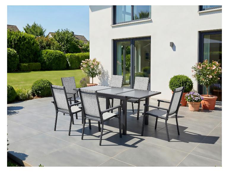 Gartentischgruppe mit Tisch und sechs Stühlen auf einer Terrasse.