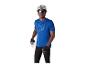 Mann in blauem Radtrikot, schwarzen Shorts, Helm und Sonnenbrille, hält eine Wasserflasche.