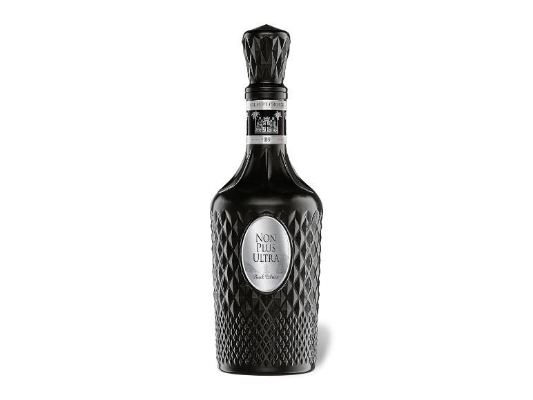 Schwarze Flasche mit Rautenmuster und silbernem Etikett mit der Aufschrift „NON PLUS ULTRA“